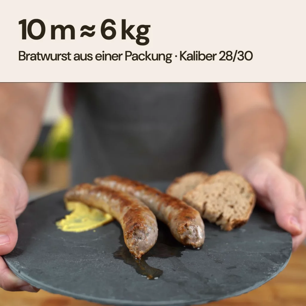 Fertige Bratwurst auf Schieferplatte. 10 m Darm ergeben ca. 6 kg Bratwurst, Kaliber 28/30.